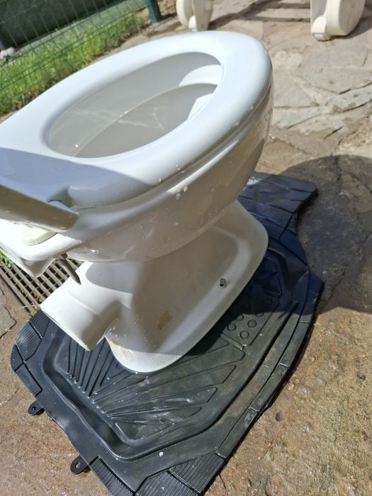 Тоалетна чиния с капак