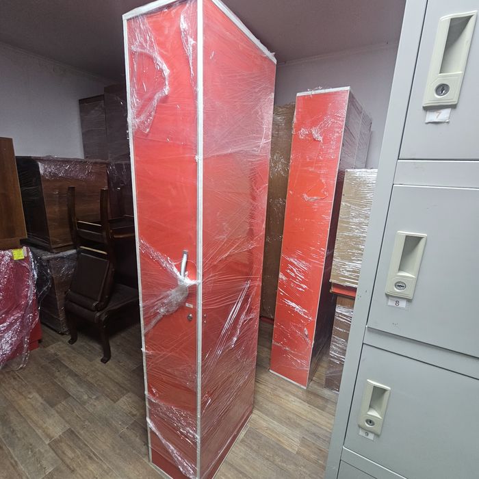 Шкаф для вещей, стол фоисны и тумба