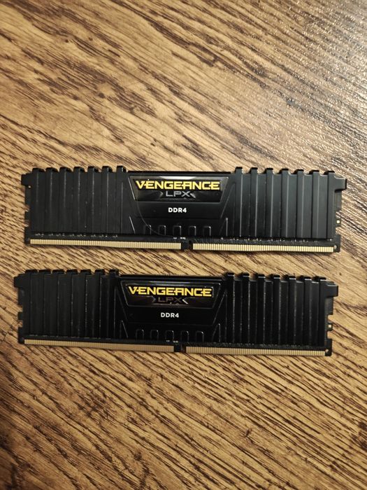 2 plăci RAM DDR4 16GB (2×8GB) 3200MHz