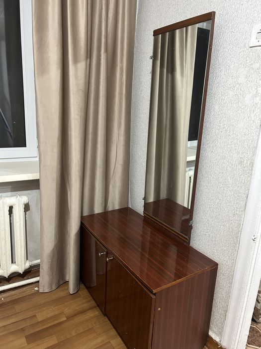 Большой шкаф, кровать, трюмо