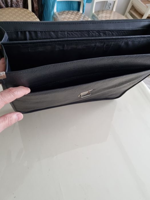 Портфель из натуральной кожи.