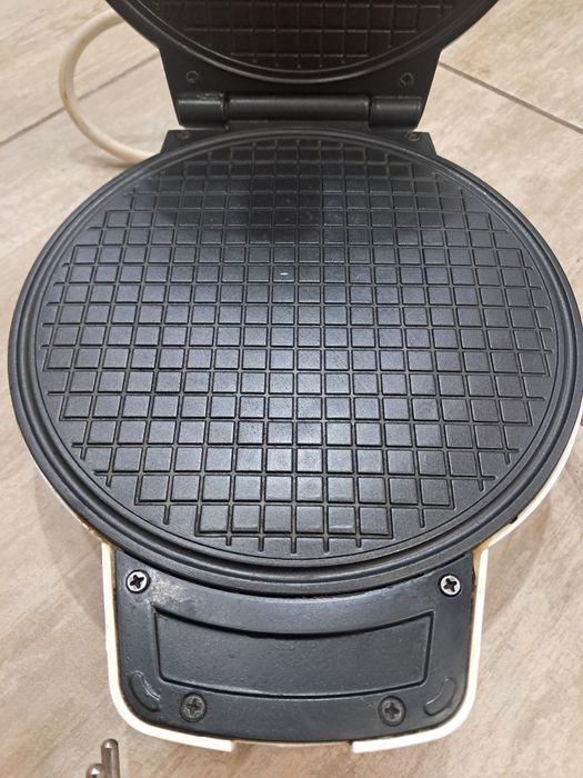 Вафельница Binatone продам.