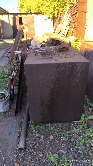 Емкость металлическая объемом 1 м.куб.