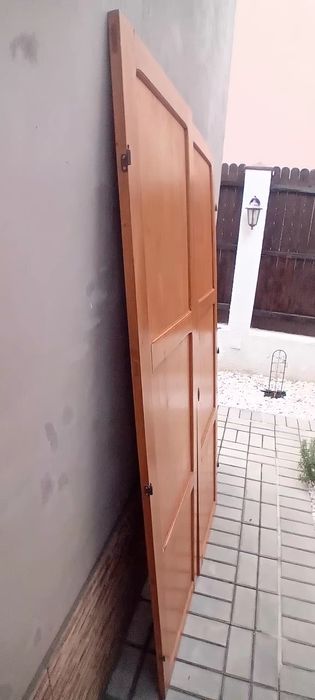 Uși pt dulap din  lemn .