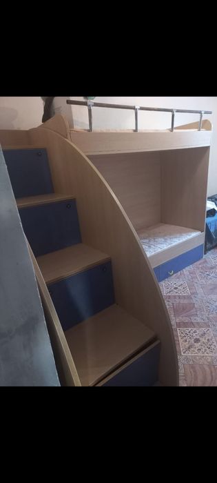 Двухярусная кровать и шкаф