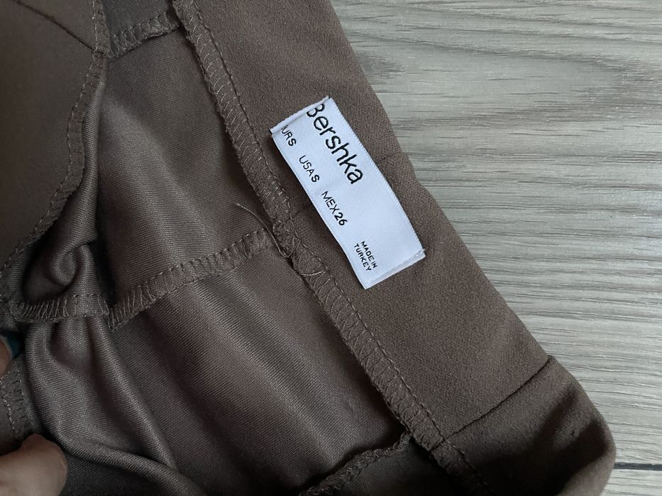 Pantaloni Leggings evazati cu fenta Bershka