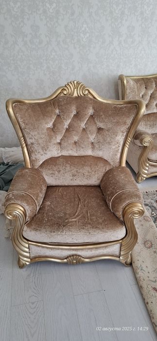 Диван с двумя креслами