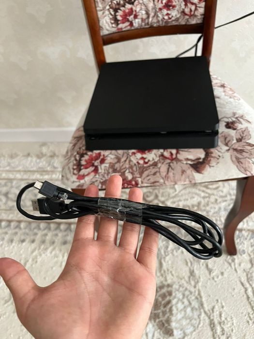 Продаём ps4 слим
