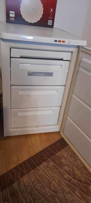 Продавам фризер Zanussi с чекмеджета