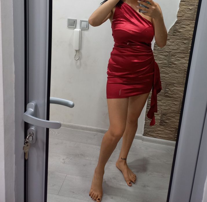 Червена рокля м размер