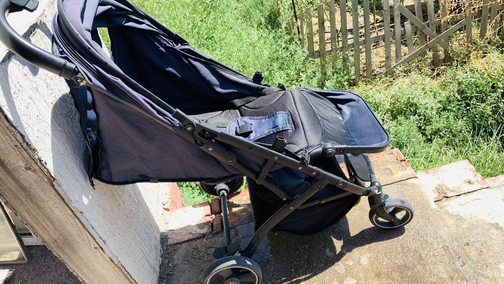 прогулочную детскую коляску,