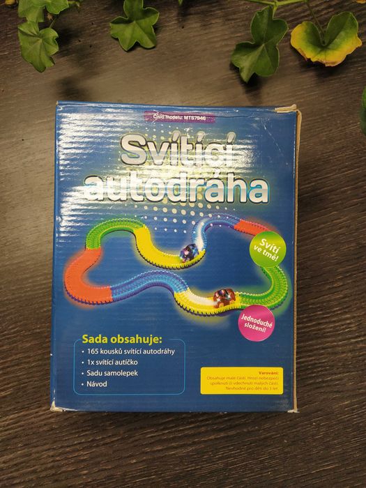 Светеща в тъмното писта с 4 бр. колички на батерии