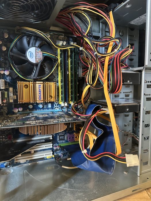 Компютър  GIGABYTE 540 GB + монитор ACER