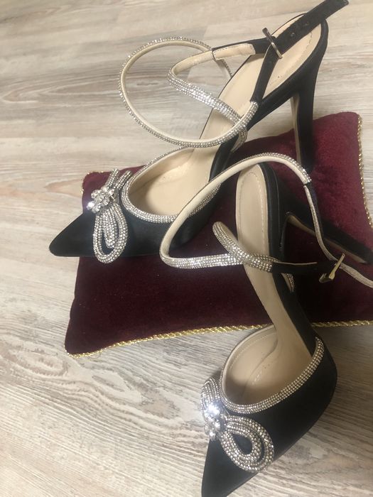 Абитуриентска рокля-подарък официални обувки