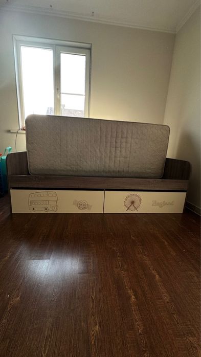 Кровать с ящиками и матрасем