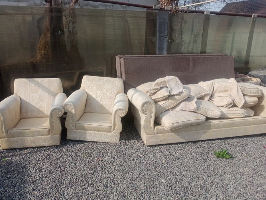 Продам диван с двумя креслами
