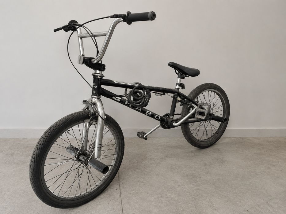 велосипед — черный трюковый BMX марки Haro,