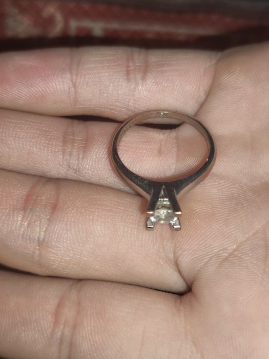 Продам Серёжка одна