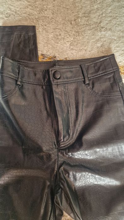 Pantaloni de piele Stradivarius