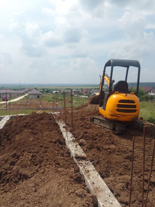 Închiriez miniexcavator+Camionetă 6,5 tone