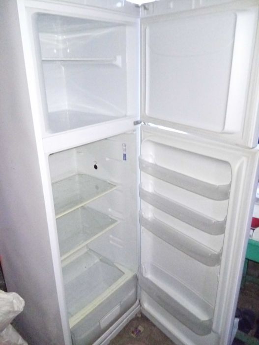 Vând frigider cu congelator