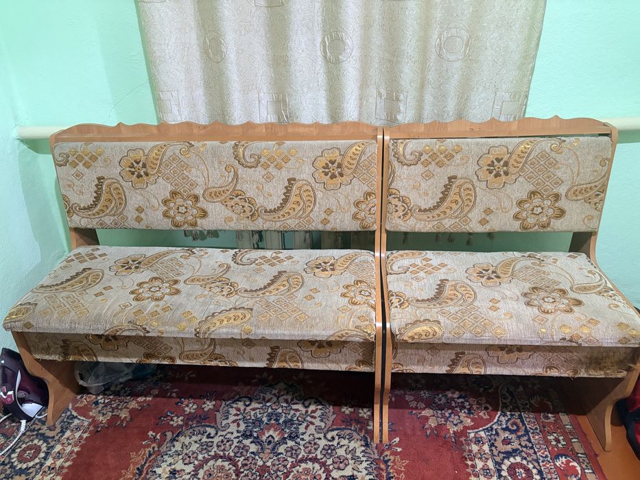 Стол, стулья , уголок,