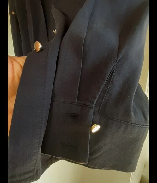 Cămașa Guess material f.usor placut. Masura 36