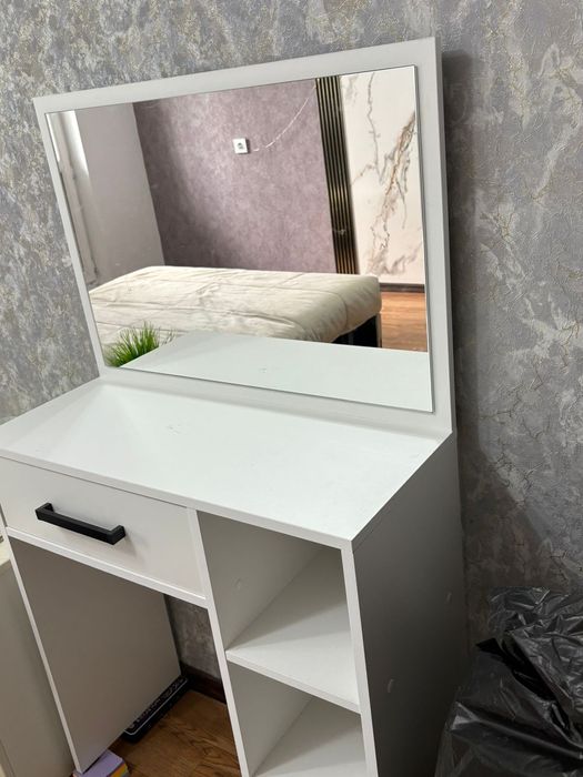 Продам стол с зеркалом