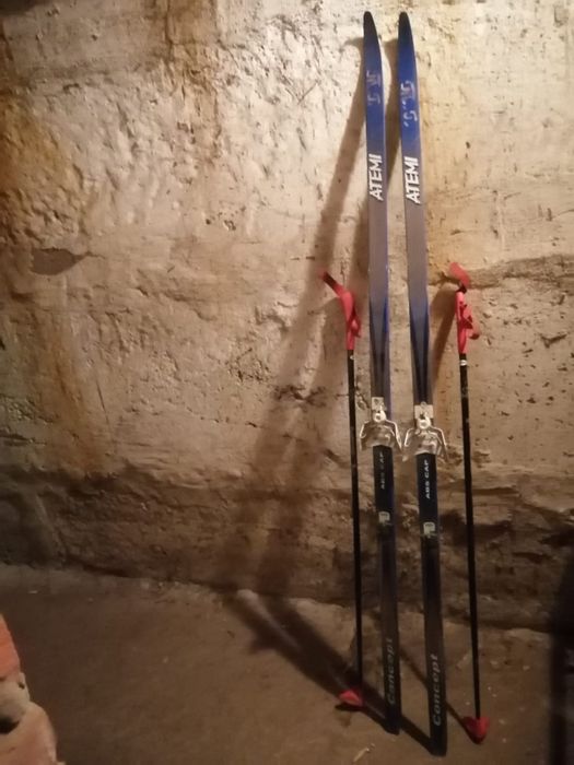 Продам лыжи б/у с креплениями и палками