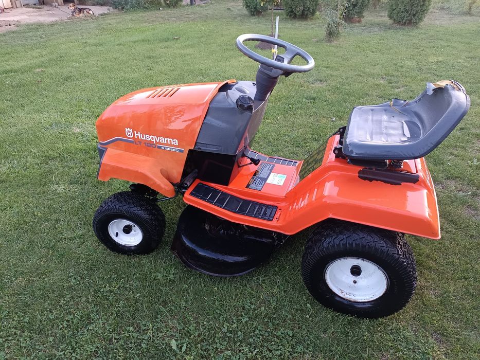 Tractoras tuns iarba