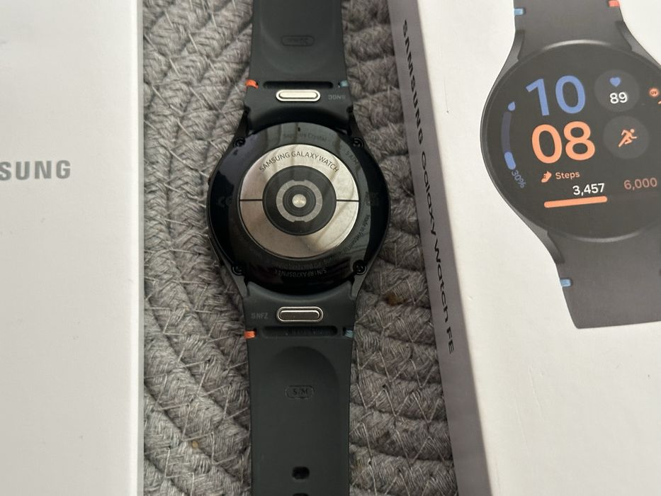 Samsung Galaxy Watch FE в отлично състояние / пълен комплект