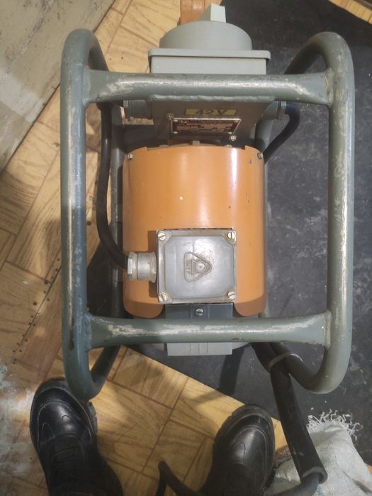 Продам глубинный вибратор немецкий