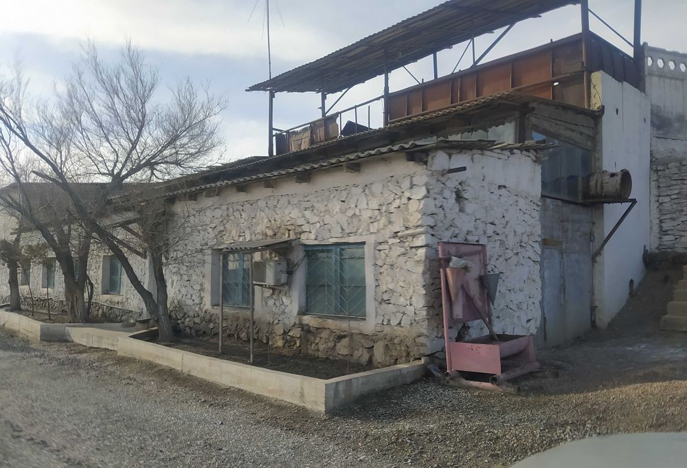 Noturar bino saroy sotiladi