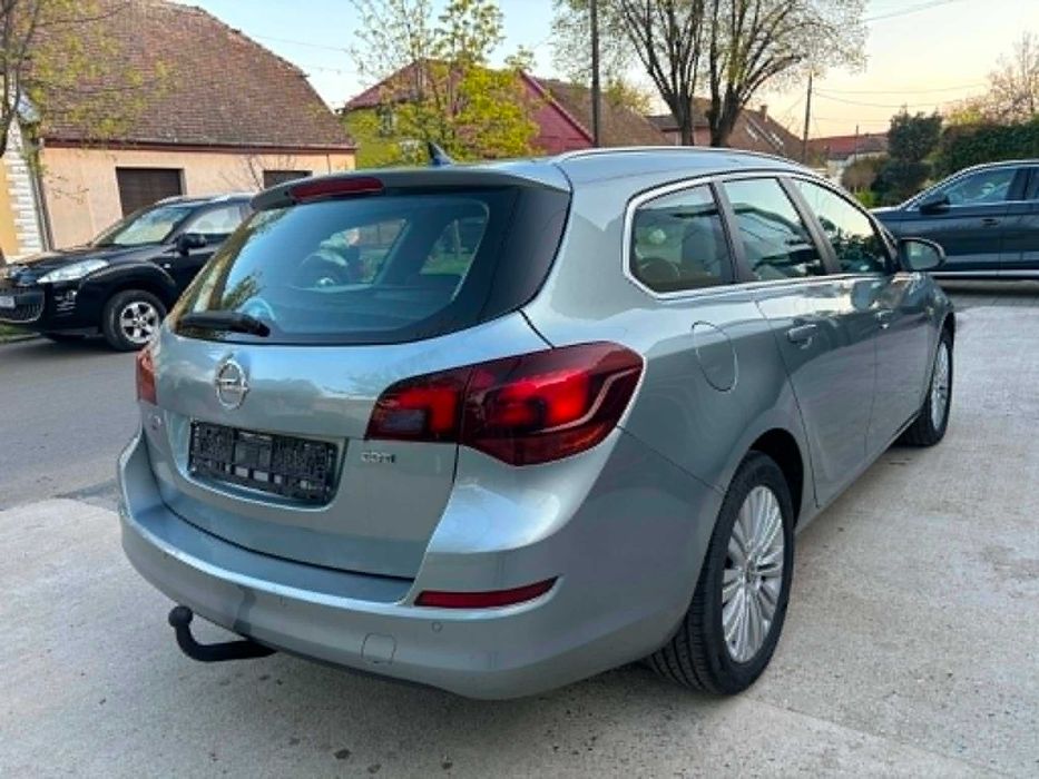 Vand  opel astra j  an 2011  motor 1.7 CDTI 6 viteze  euro 5 consum 4L