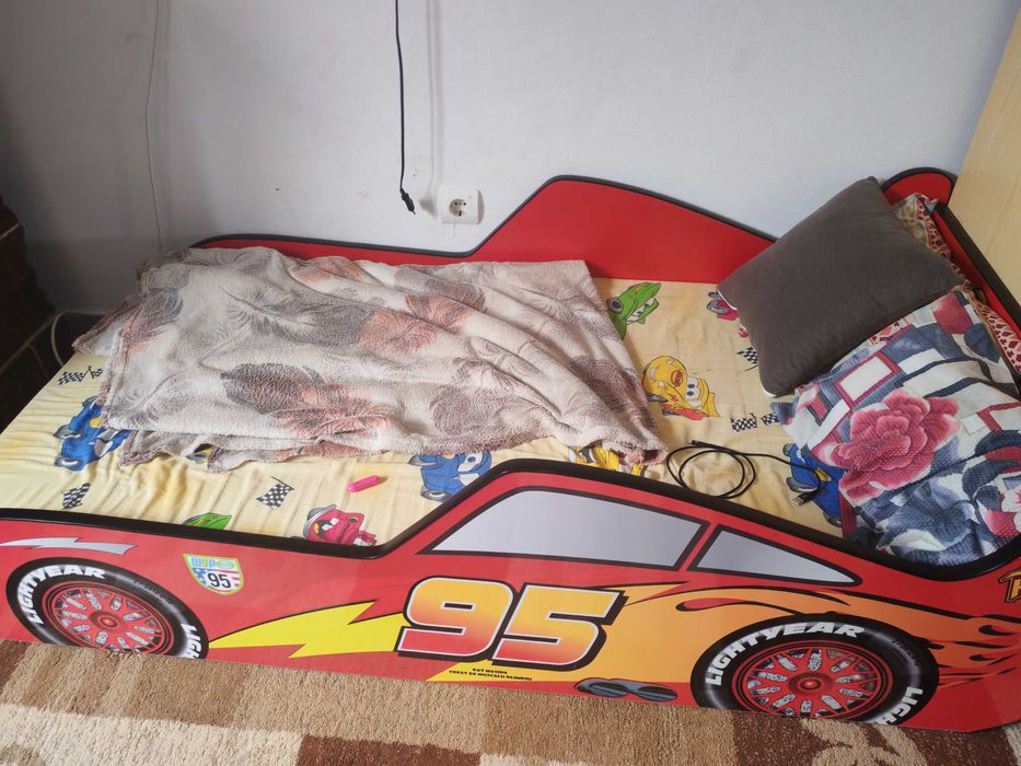 Pat de copii în forma de mașină