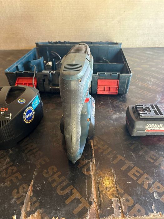 Перфоратор на БОШ BOSCH на литеви батерия перфектно състояние