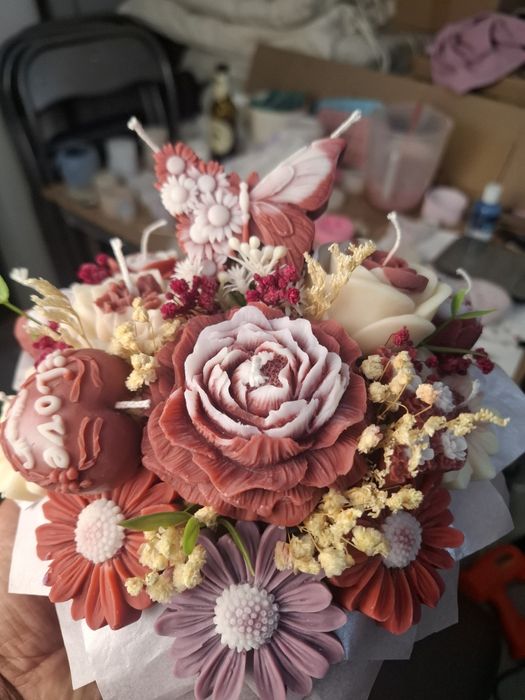 Lumânare artizanală tip buchet – cadou special
Buchet decorativ realiz