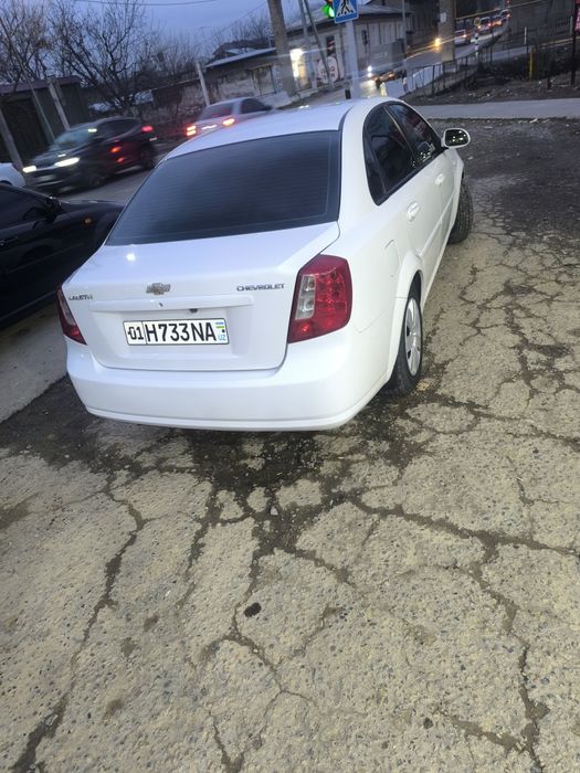 Lacetti 1.8 sotiladi