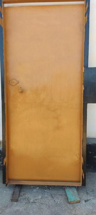 Продам железную дверь.