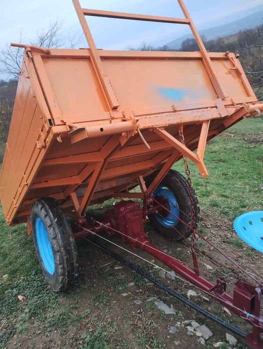 Tractoras 4x4 cu remorca si balotiera + remorcă basculabila cu o axa