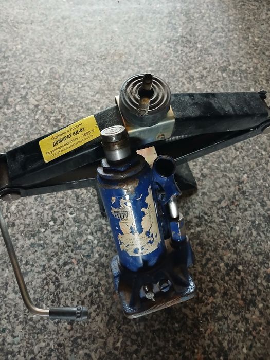 Домкрат 1800 кг 3000 кг