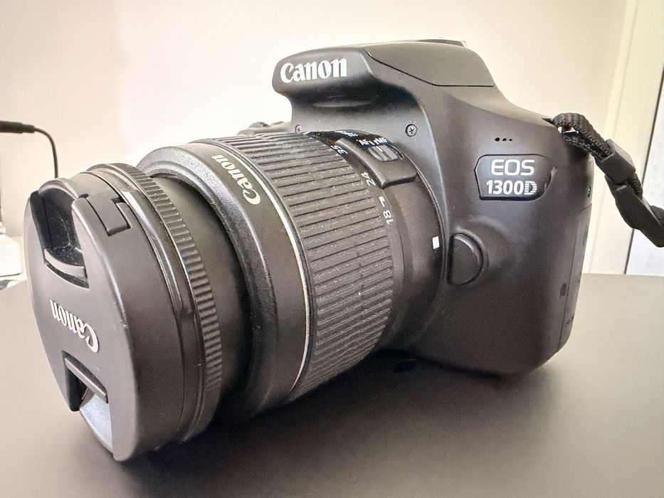 Vând aparat foto Canon 1300D - CA NOU