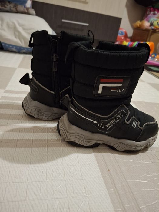 Продаю детскую обувь 7000 есть торг