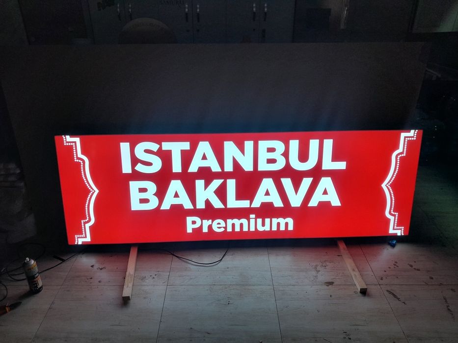 Tashqi reklama, bukva, banner.