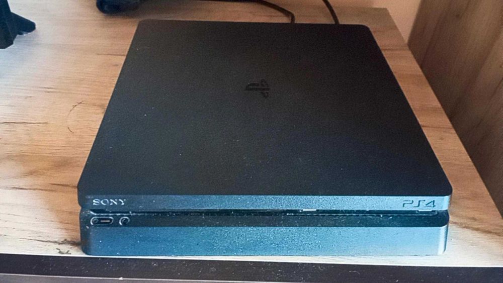 Продавам PS4 slim 1 tb с един джойстик