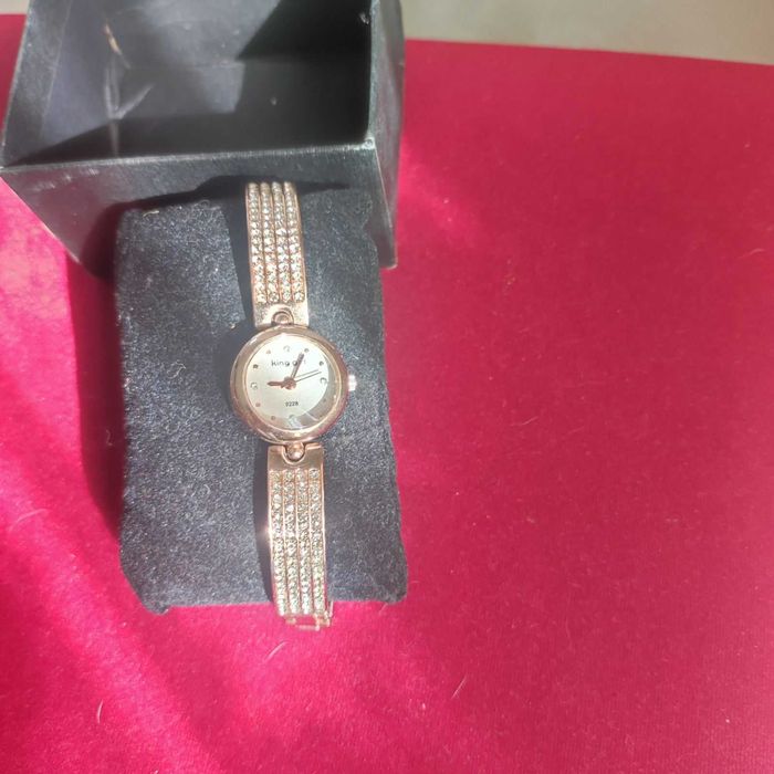 Нов часовник с камъни