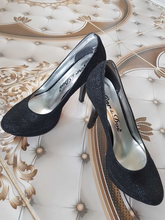 Комплект обувки на ток и малка дамска чанта /портфейл/със брокат.