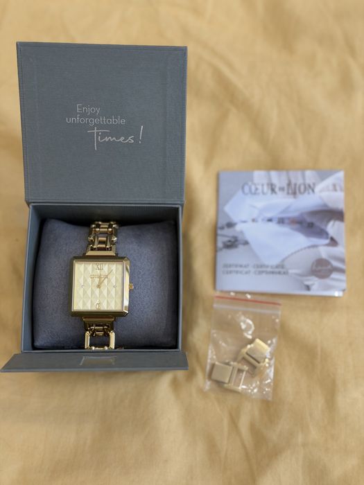 Златист часовник COEUR DE LION