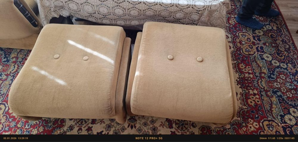 Диван,два фотьойла и две табуретки