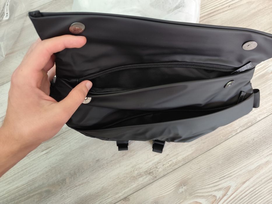 Черна спортна чантичка за кръст / гръб